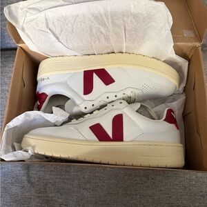 NWT Veja V-9.0 White Sneakers with Marsala Details. Size 7.